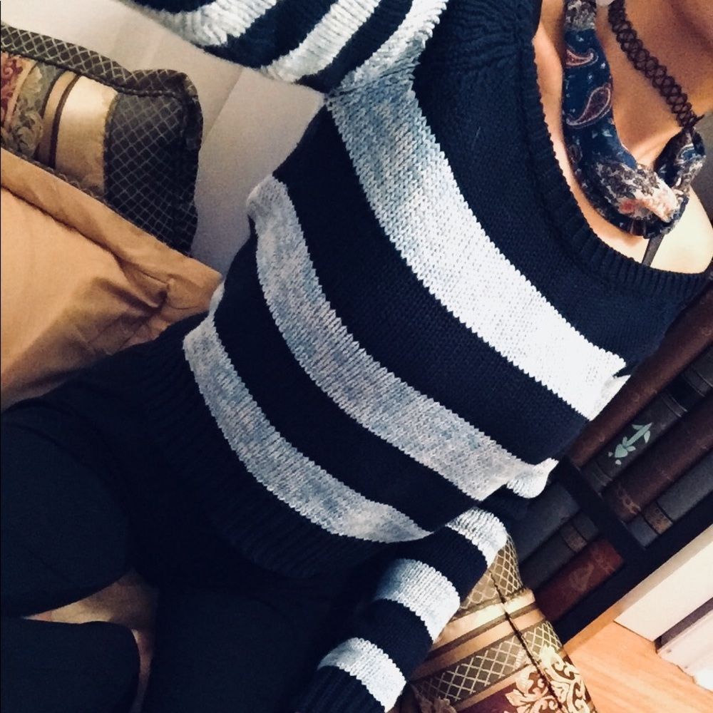 🔴American Eagle Cropped Sweater